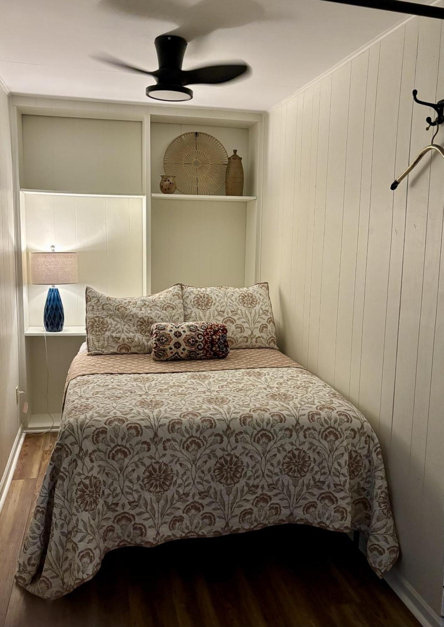 The Iris Garden Downtown Cottages And Suites Nashville Room photo